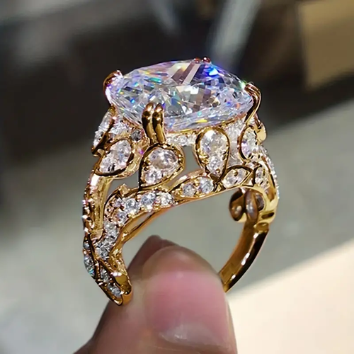 Goldener Vintage-Ring mit Glasstein