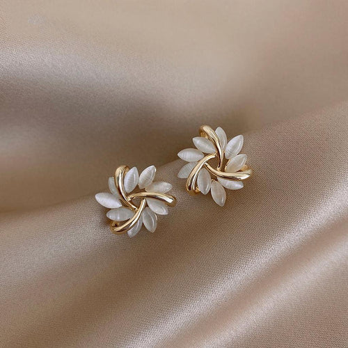 Elegante und raffinierte Ohrringe mit Opalblüten in Gold