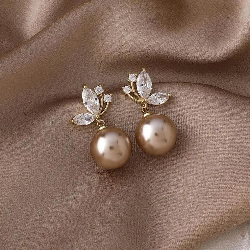 Exotische Ohrringe mit Margeriten und goldenen Kristallen