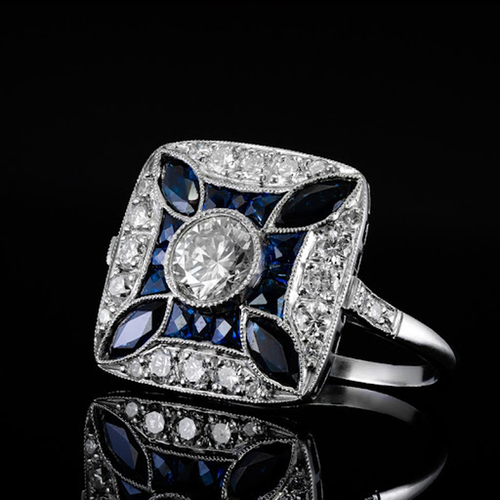 Glänzender Ring mit dunkelblauem Zirkon