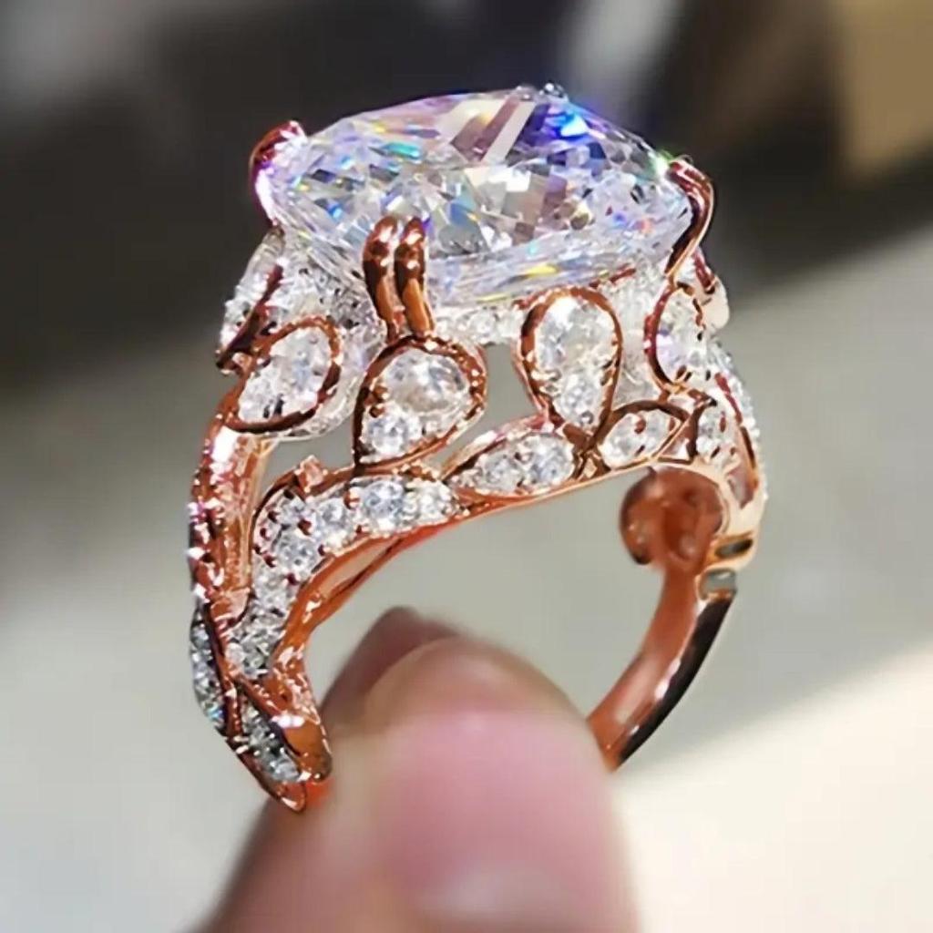 Goldener Vintage-Ring mit Glasstein